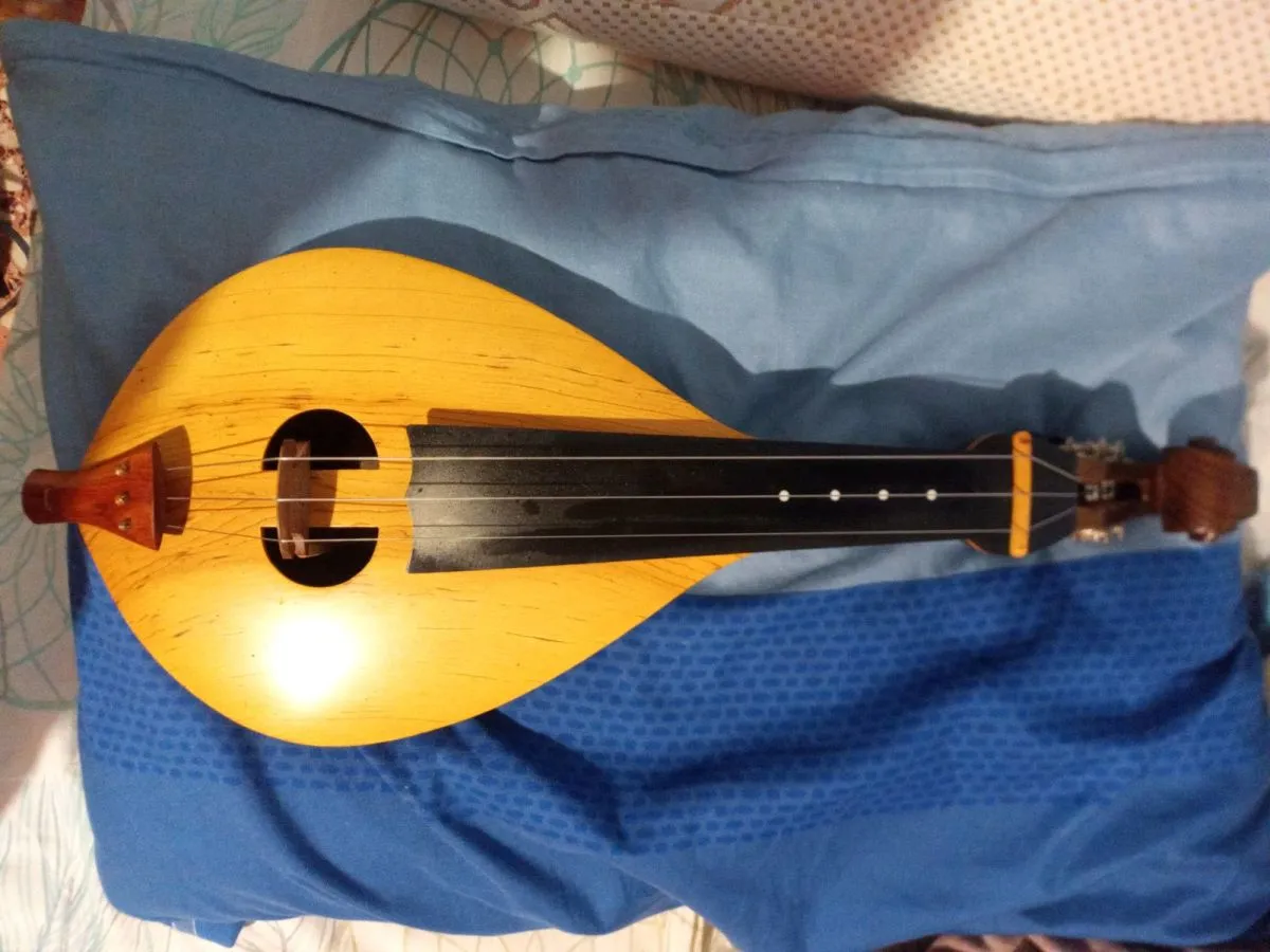 Κρητικη λύρα Μαύρη Μουρνιά παλια, είναι Και Κατράνη καπάκι ότι καλύτερο ξύλο υπάρχει για λυρα.... 750 ευρώ