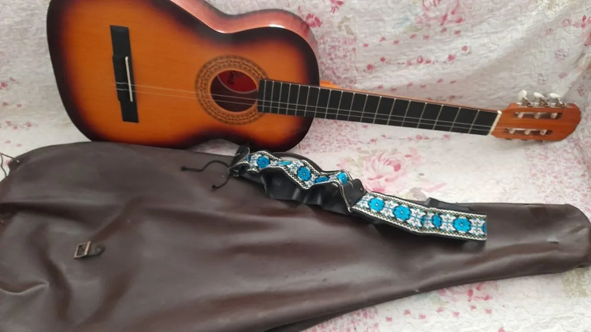 Vintage Ritmo Παλιά ακουστική κιθάρα της δεκαετίας του 70 με δερμάτινη θήκη και λουράκι - Image 2