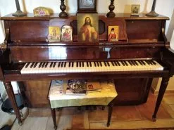 Πιάνο με σκαμπο