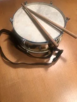 Vintage τύμπανο με ιμάντα και μπαγκέτες