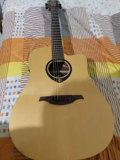 Ηλεκτροακουστικη κιθάρα, Lag