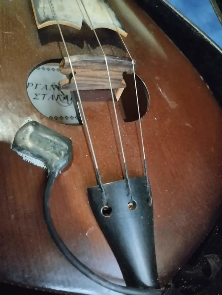 Κρητική λύρα Σταγάκης..