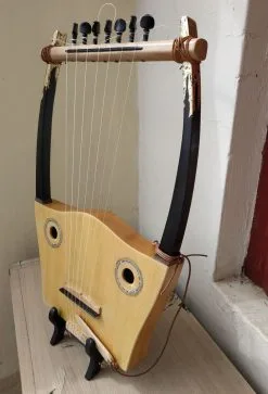 Μοναδική αρχαία ελληνική κιθάρα (video)