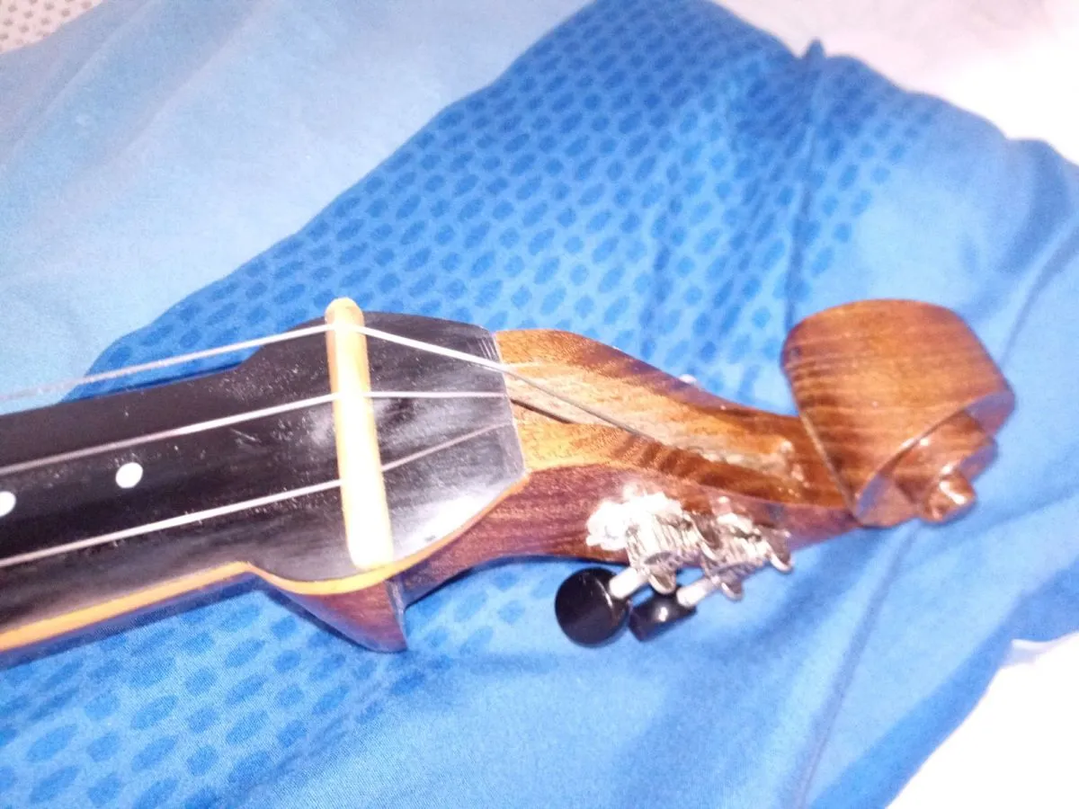 Κρητικη λύρα Μαύρη Μουρνιά παλια, είναι Και Κατράνη καπάκι ότι καλύτερο ξύλο υπάρχει για λυρα.... 750 ευρώ - Image 4