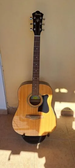 Κιθάρα με θήκη και βάση στήριξης