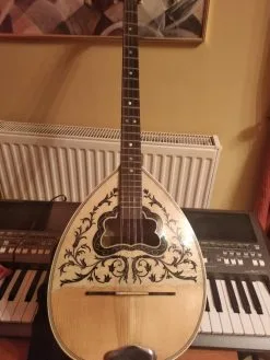 Μπουζούκι τετράχορδο σε πολύ καλή κατάσταση θέλει μόνο αλλαγή χορδων X*******@*****.com