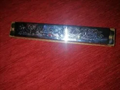 φυσαρμόνικα παλιά αχρησιμοποιητη από βιτρίνα καταστηματος