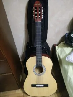 κλασική κιθάρα σε άριστη κατάσταση δώρο θήκη και πένα