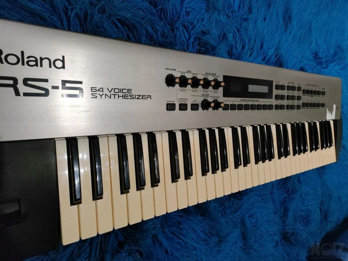 Roland RS-5 64 Voice Synthesizer - Image 2