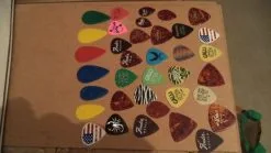 ΠΕΝΕΣ ΓΙΑ ΚΙΘΑΡΕΣ ΚΑΙ ΜΠΑΣΟ