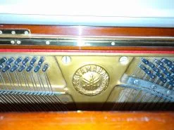 Πιάνο Yamaha U1, κλασσικό, όρθιο σε καφέ γυαλιστερό χρώμα, βάθος 58cm, ύψος 118cm, μήκος 148cm , βάρος 228 Kg. Συνοδεύεται από κάθισμα.