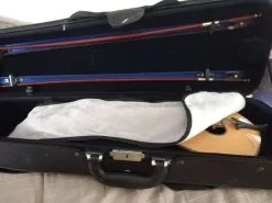 Χειροποιητη κρητικη λυρα. Εξ'ολοκληρου φτιαγμενη στο χερι. Με δυο δοξαρια και σκληρη θηκη - βαλιτσα.