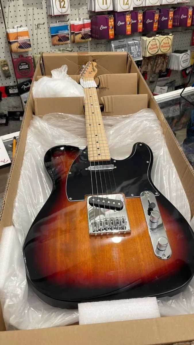 ΗΛΕΚΤΡΙΚΗ ΚΙΘΑΡΑ FENDER ΚΑΙ ΕΝΙΣΧΥΤΗΣ BOSS KATANA-50 MK II