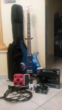 ΜΠΑΣΟ Yamaha RBX170(ενσωματωμένη προενίσχυση), Bass Effect Pedal Β1Χ με μετασχηματιστή, ασύρματος πομπός AKG WMS40Mini στο κουτί του, κουρδιστήρι WST - 523.