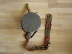 Damaru Drum 1850-1900 . Το αντικείμενο είναι πολύ παλαιό με φθορες χρήσης. Διαμετρος 20 εκατοστά .