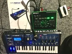 Πωλείται πακέτο που περιλαμβάνει 2 φωνοκωδικοποιητές και πολλά αξεσουάρ