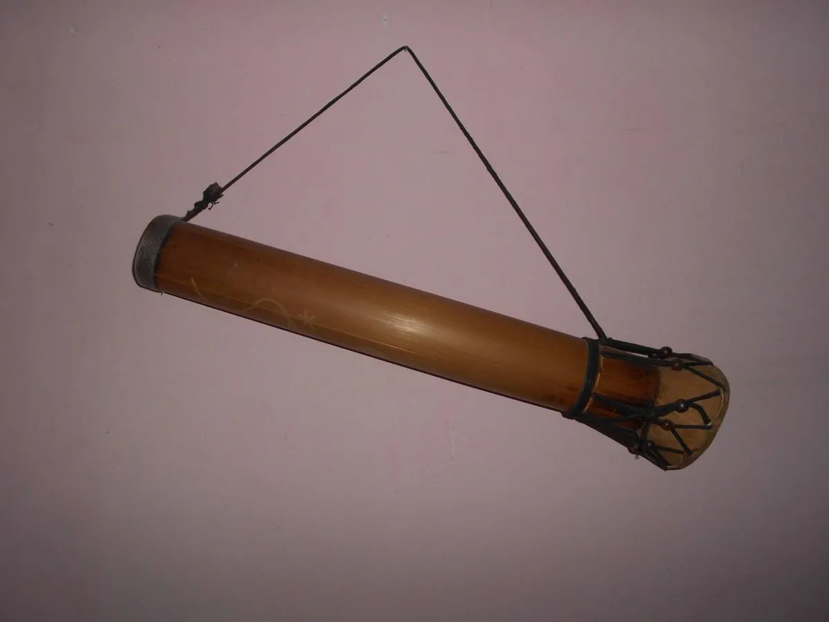 Μουσικό Όργανο μη γνωστής Προέλευσης με Μήκος 0,62 Cm και Πρόταση για Διακόσμηση Χώρου.