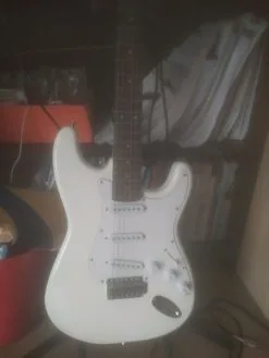 ηλεκτρική κιθάρα μαζί με ενισχυτή