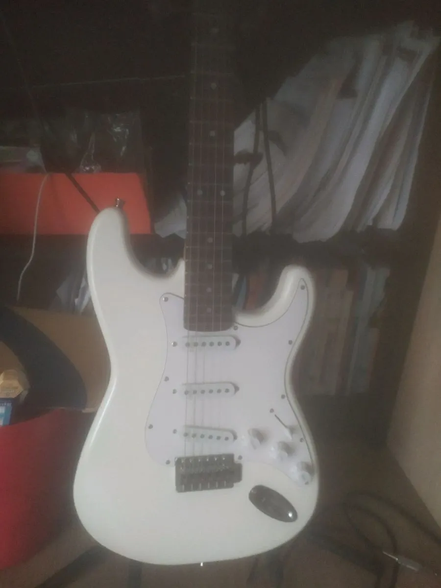 ηλεκτρική κιθάρα μαζί με ενισχυτή