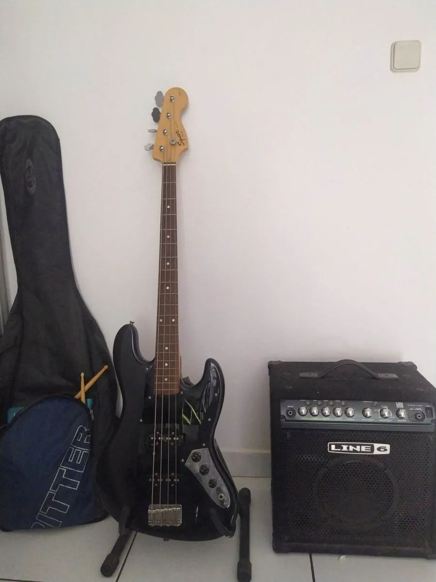 Ηλεκτρικό Μπάσο Fender Squier + Ενισχυτής Line 6