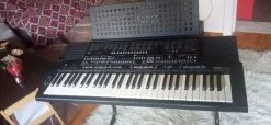 Ηλεκτρικό πιάνο Yamaha Psr-510 με βάση και αναλόγιο.