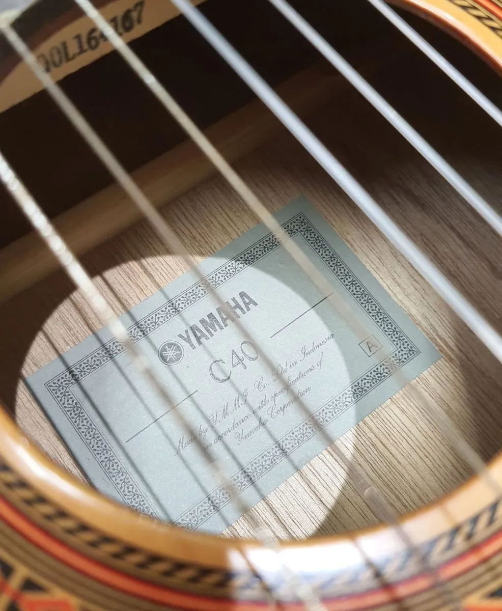 Yamaha Κλασική Κιθάρα C40 4/4 Natural + Ritter θήκη + Dunlop Μεταλλικό Καποτάστο + Hohner Μεταλλικό Υποπόδιο + Μεταλλικό Αναλόγιο - Image 4