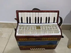 Παλιό ακορντεόν παιδικό Vintage στη θήκη του