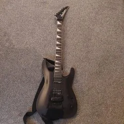 ηλεκτρική κιθάρα Jackson με θήκη Mojo.