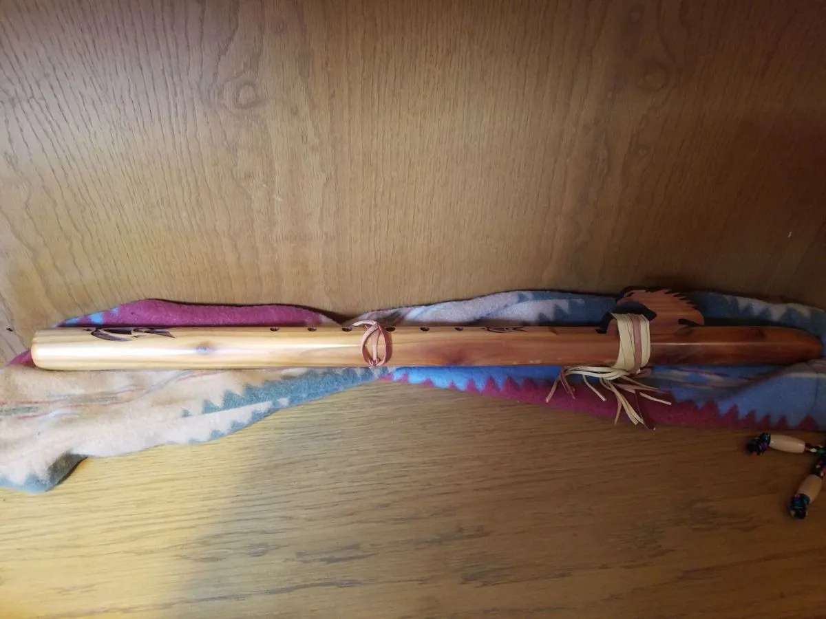 Native American Flute Χειροποιητη παραδοσιακη ινδιανικη φλογερα. Πληρος λειτουργικη κ με βιβλιο εκμαθησης κ με θηκη. Βγαζει φοβερο ηχο