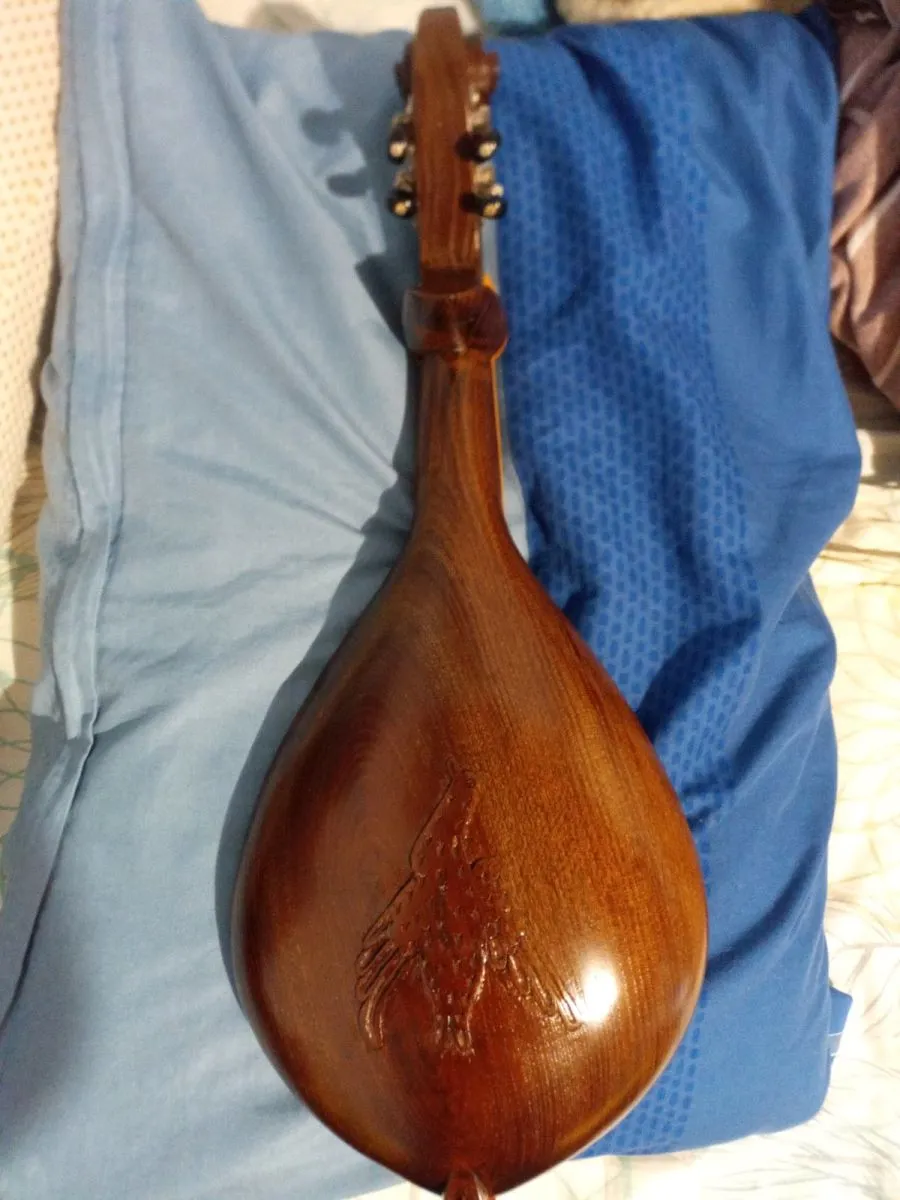 Κρητικη λύρα Μαύρη Μουρνιά παλια, είναι Και Κατράνη καπάκι ότι καλύτερο ξύλο υπάρχει για λυρα.... 750 ευρώ - Image 2