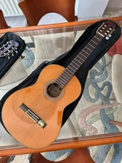 Κλασικη κιθαρα Aria AK 45 + Δωρο το ρυθμιζομενο υποποδιο της κιθαρας + Δωρο η θηκη της κιθαρας