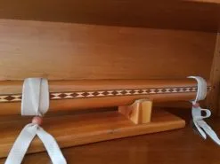 Παραδοσιακη χειροποιητη ινδιανικη φλογερα με βαση. Ερχεται κ με βιβλιο εκμαθησης κ συντήρησης. Μπασα με φοβερο ηχο