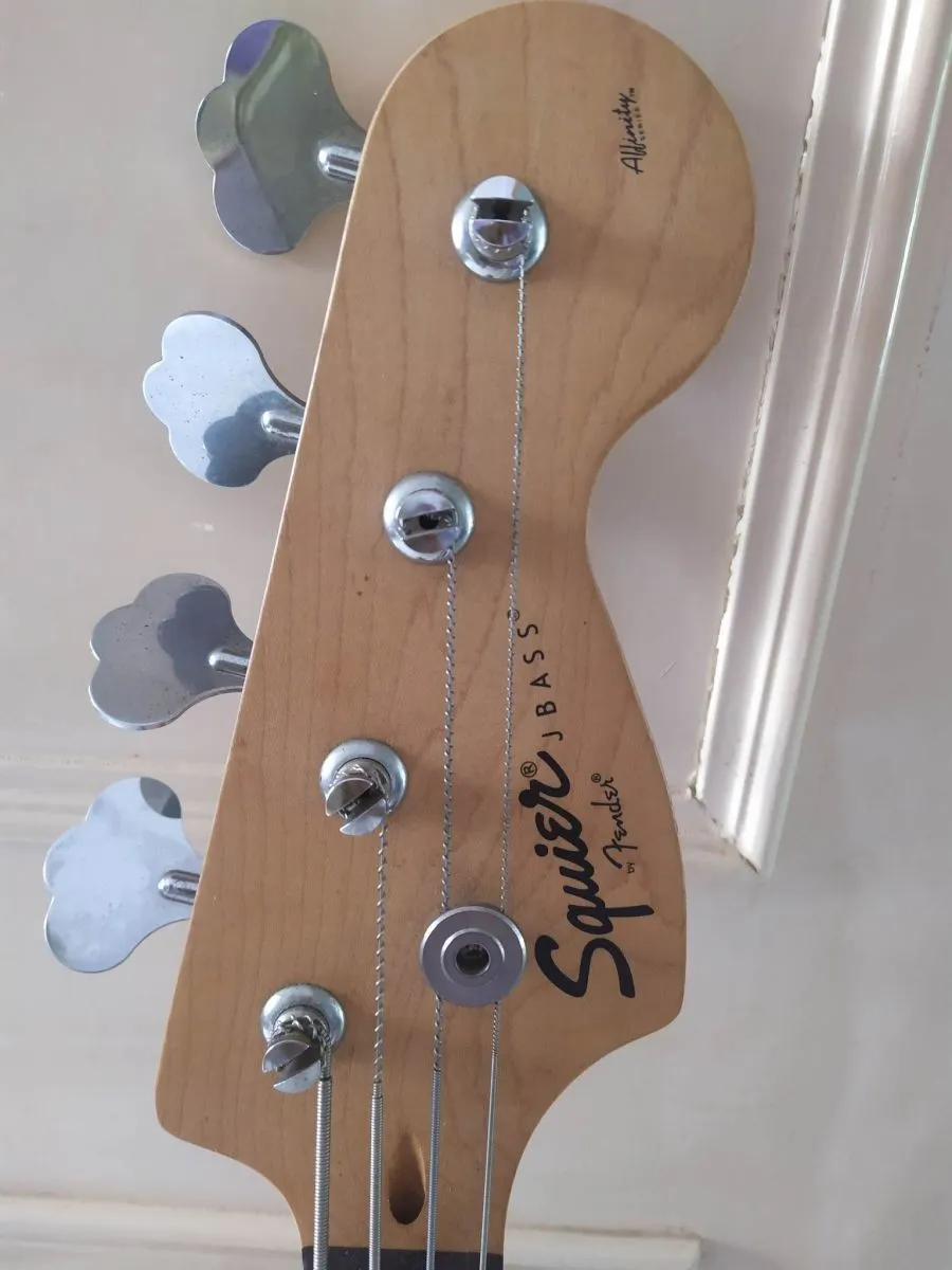 Ηλεκτρικό Μπάσο Fender Squier + Ενισχυτής Line 6 - Image 4